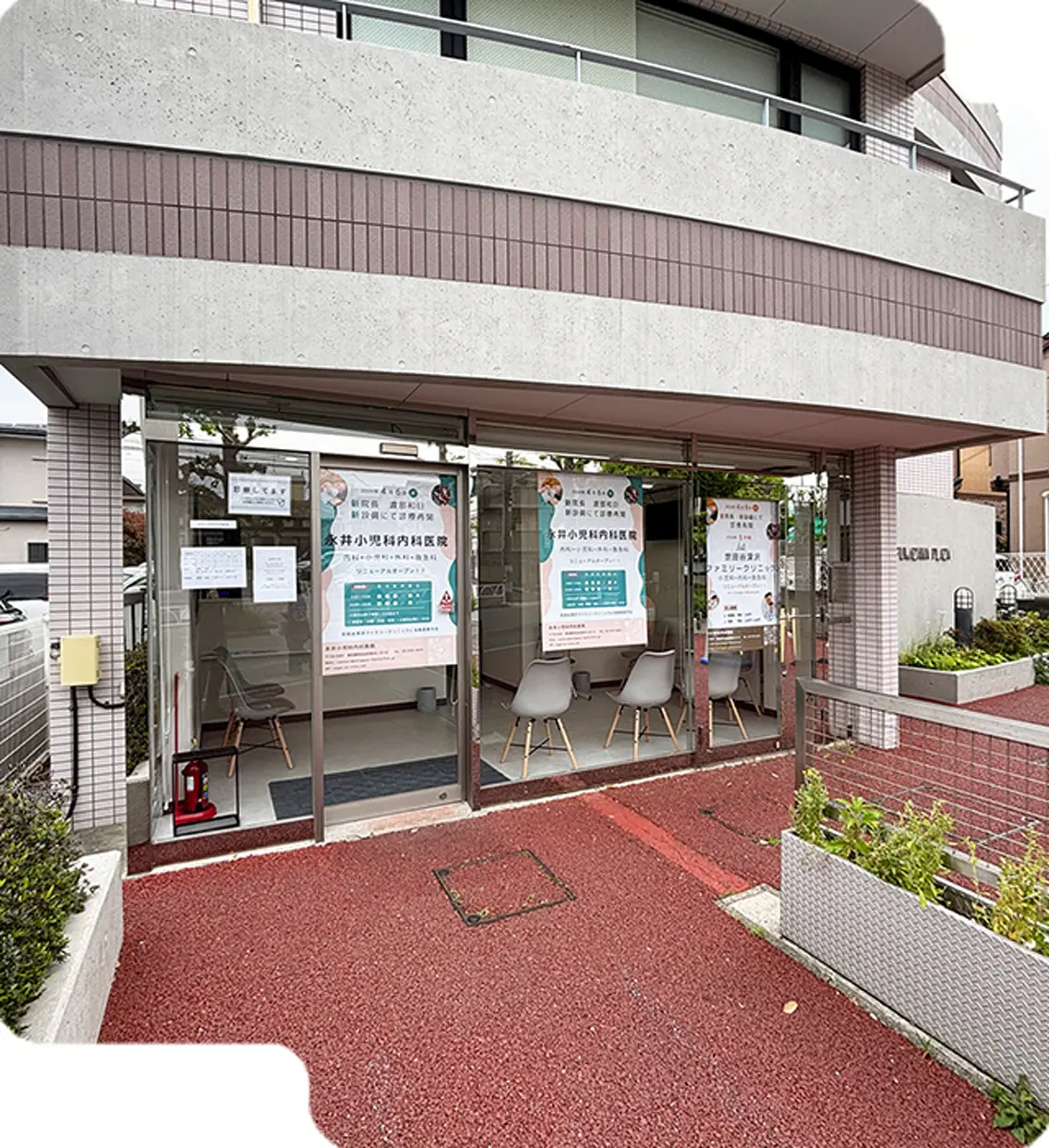 ファミリークリニック湘南の受付エリア - 明るく清潔な待合空間