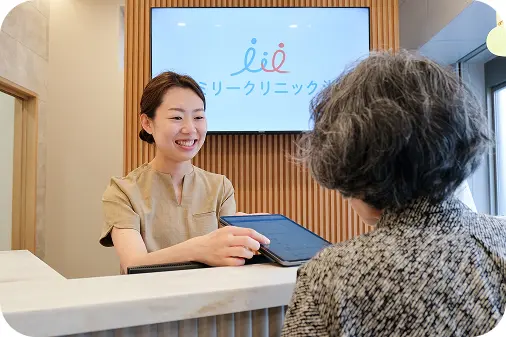 ファミリークリニック湘南での診察風景 - 患者との丁寧な相談